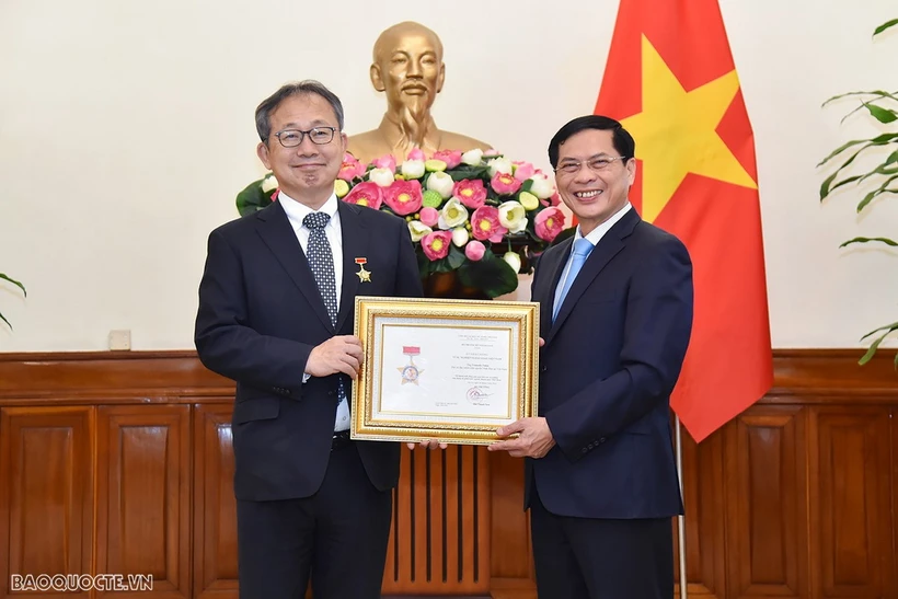 Trao tặng Kỷ niệm chương 'Vì sự nghiệp ngoại giao Việt Nam' cho Đại sứ Nhật Bản